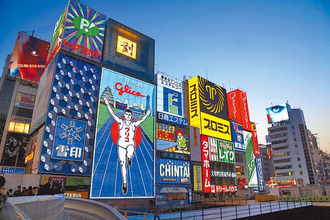 京站周年慶在12日前推出總價值超過66萬元抽獎活動，Q卡友拿當日消費發票、全館累滿6000元，即抽國內外機加酒或國內住宿券。（京站提供）