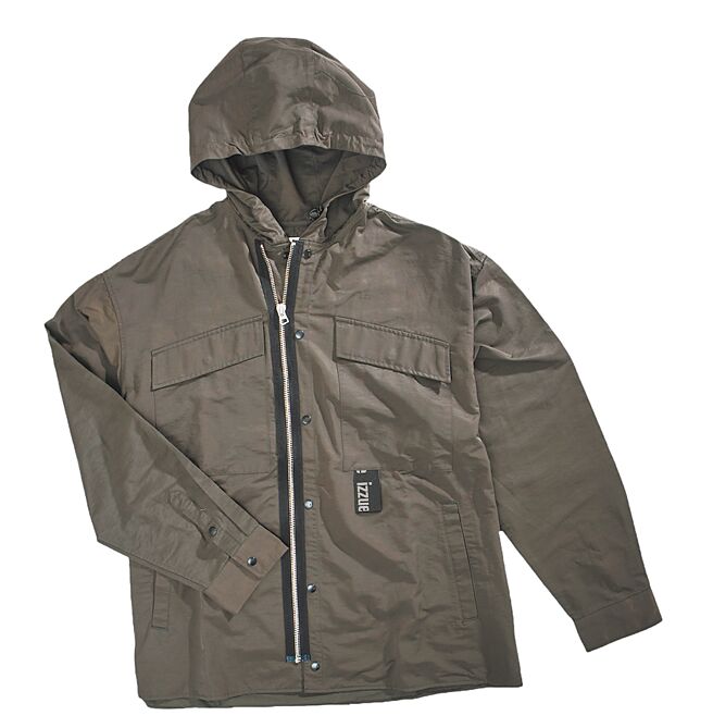 京站的IZZUE連帽休閒外套，原價7650元，特價3000元。（京站提供）