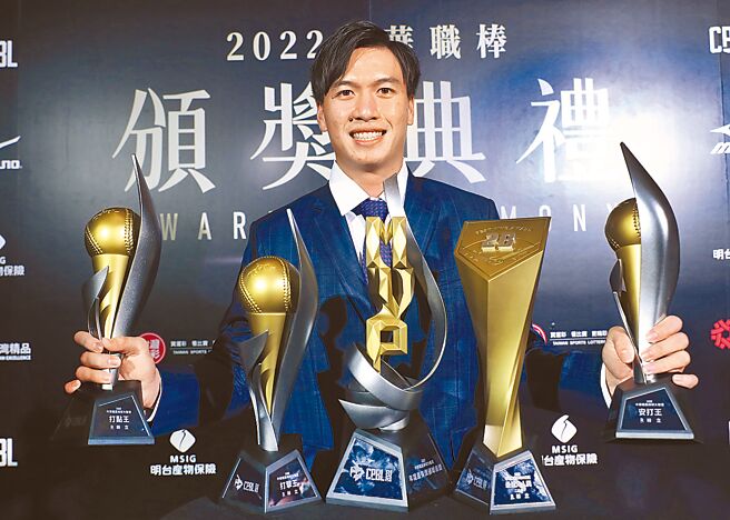中职乐天桃猿林立获得年度MVP、最佳九人奖、打击王、安打王、打点王，成为年度最大赢家。（郑任南摄）