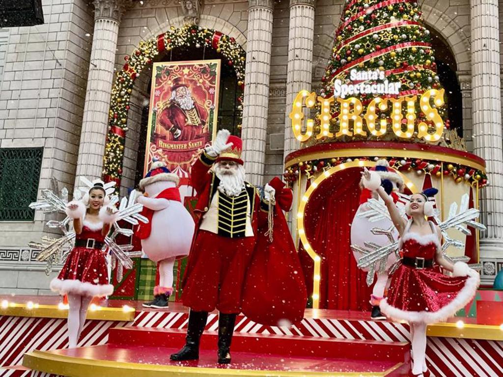 疫情缓解，新加坡游客逐步回流，新加坡环球影城2022年也恢复大型耶诞活动，主打圣诞老人领军的马戏团演出，还下起了「热带雪」。（图/ 中央社）(photo:ChinaTimes)