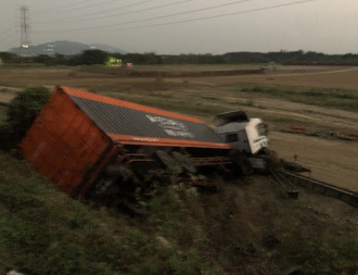 國一北上楠梓段「4車追撞」  貨櫃車翻覆邊坡 一度回堵16公里