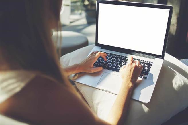 许多人网路上与现实中性格完全不同。(示意图／shutterstock)