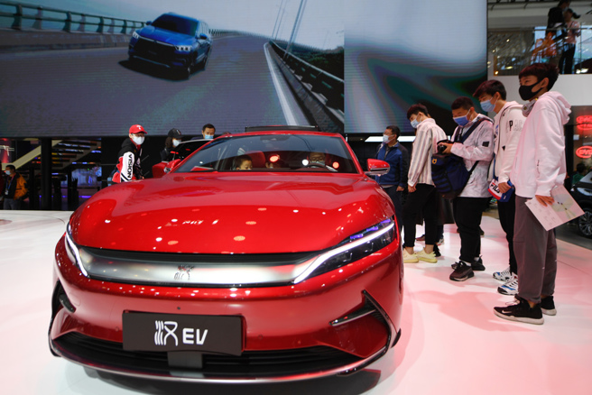 大陆的电动车发展迅速，专注电动车制造的比亚迪同时也是锂电池的大供应商。（图／新华社）