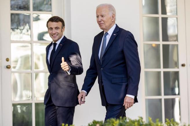 拜登称愿意与普丁对话 马克宏承诺不逼乌克兰妥协。(图/美联)