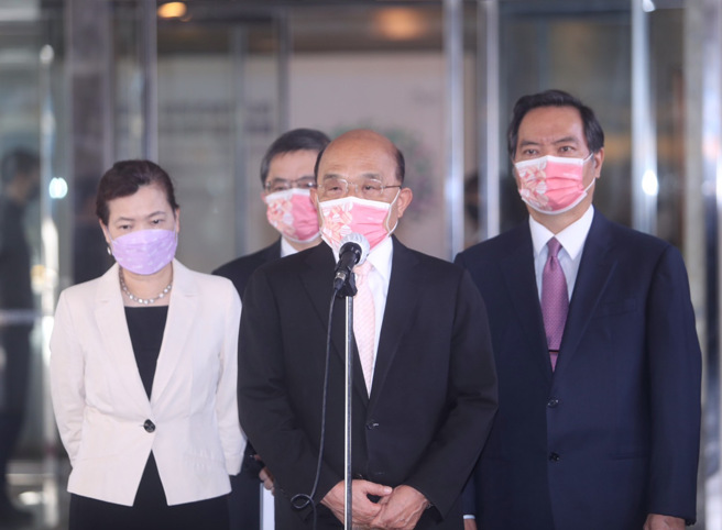 民進黨九合一選舉潰敗，外界討論內閣是否改組一事，行政院長蘇貞昌（中）日前出席活動時曾表達他的看法。（資料照，陳怡誠攝）