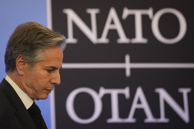 美国国务卿布林肯（Antony Blinken）11月30日（周三）在罗马尼亚布加勒斯特举行新闻发布会后离开。（美联社）