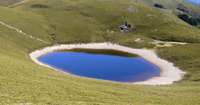 嘉明湖景色优美，又被称为「天使的眼泪」。（图／报系资料照）