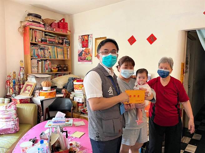 台北市兵役局代理局長林春來(左一)提醒93年次男子明年1月1日起出國應經核准。(相片來源：台北市兵役局)