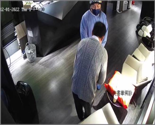 男大生骂史书华闭嘴！爸北上道歉：没把孩子教好，鞠躬背影超心酸。(翻摄脸书盾牌牙医史书华)