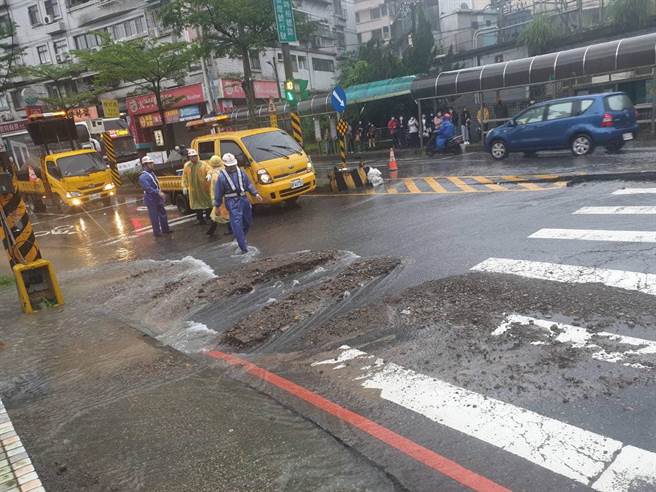基隆市基金一路2日凌晨发生自来水爆管，导致车辆无法通行，警方紧急调派警力进行交通疏导。（摘自市议员郑恺玲脸书／张志康基隆传真）