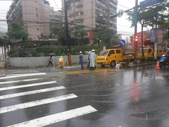 基隆市基金一路2日凌晨发生自来水爆管，导致车辆无法通行，警方紧急调派警力进行交通疏导。（摘自市议员郑恺玲脸书／张志康基隆传真）