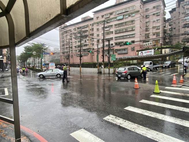 基隆市基金一路2日凌晨发生自来水爆管，导致车辆无法通行，警方紧急调派警力进行交通疏导。（基隆市警察局提供／张志康基隆传真）