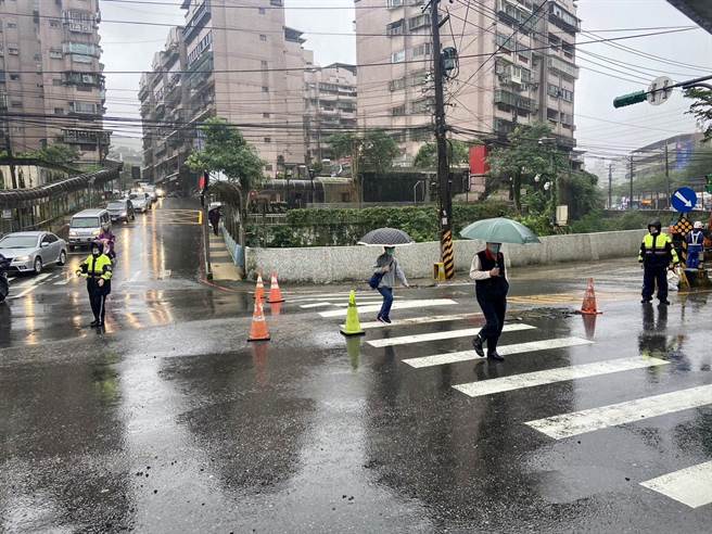 基隆市基金一路2日凌晨发生自来水爆管，导致车辆无法通行，警方紧急调派警力进行交通疏导。（基隆市警察局提供／张志康基隆传真）