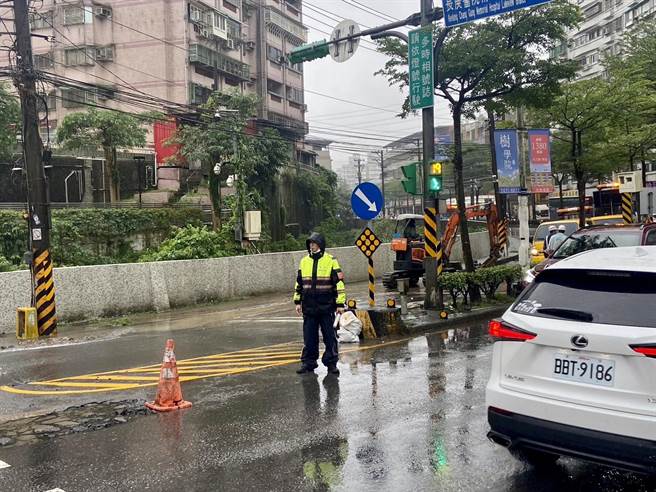 基隆市基金一路2日凌晨发生自来水爆管，导致车辆无法通行，警方紧急调派警力进行交通疏导。（基隆市警察局提供／张志康基隆传真）