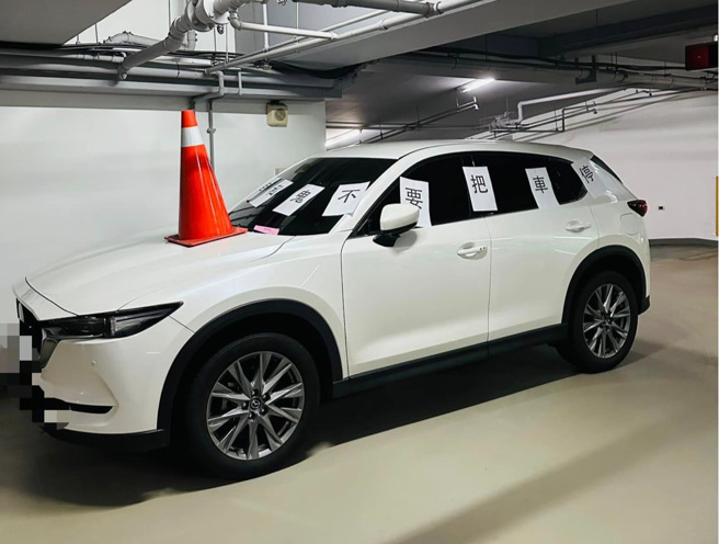 驾驶自创停车位，管理员出奇招制裁。（图／翻摄自爆料公社）