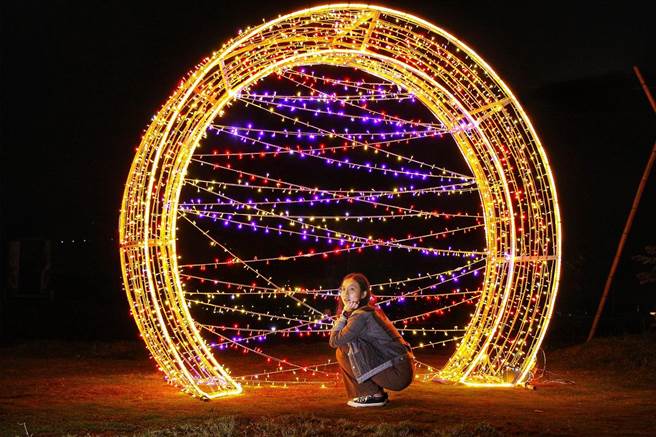 條燈亂中有序，星點平均散佈，日落效果完美展演。（新北市高灘處提供）