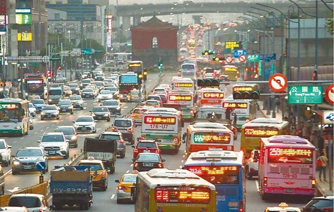 台北市忠孝西路禁行机车长达44年，交通局宣布12月14日起，开放机车于深夜时段通行。（本报资料照片）