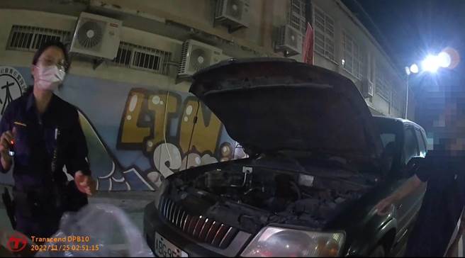 員警看到廖男停路邊以為是有什麼狀況，才發現原來是車無法發動。（翻攝照片／高雄洪靖宜傳真）