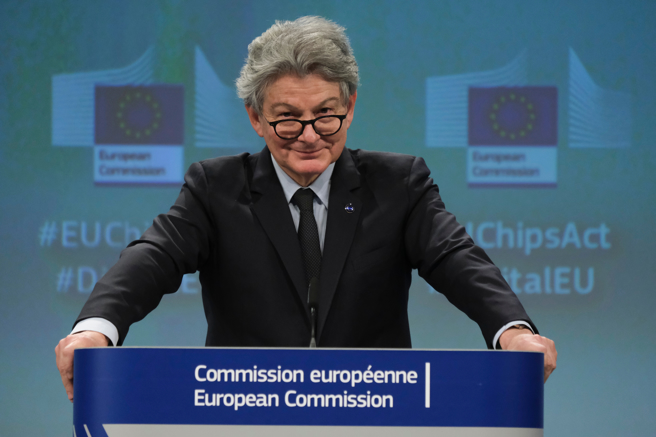2月8日，欧盟执委布雷顿 (Thierry Breton)  在比利时布鲁塞尔举行了关于欧洲晶片法案的新闻发布会资料照。（Shutter Stock）