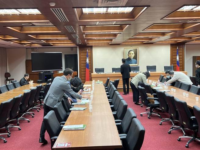 郑运鹏表示，国民党会做这样决定，大概就是他们认为泛蓝支持者不在意有没有就职、承诺的问题，也尊重国民党。（游念育摄）