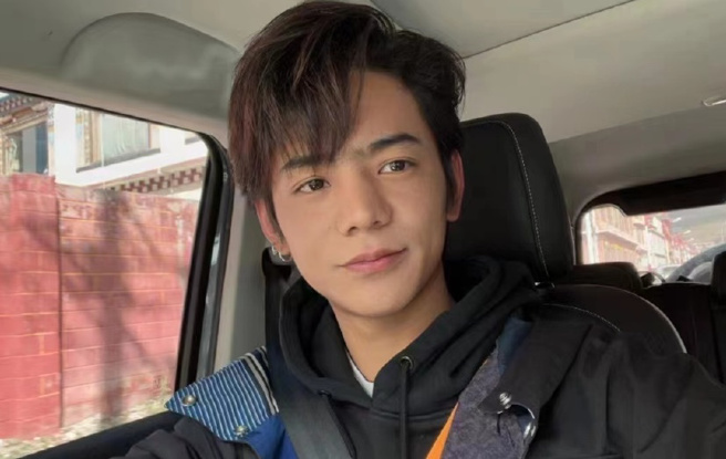 丁真戴起耳饰、画起淡妆。变成了「白面小生」。(图／翻摄自丁真微博)