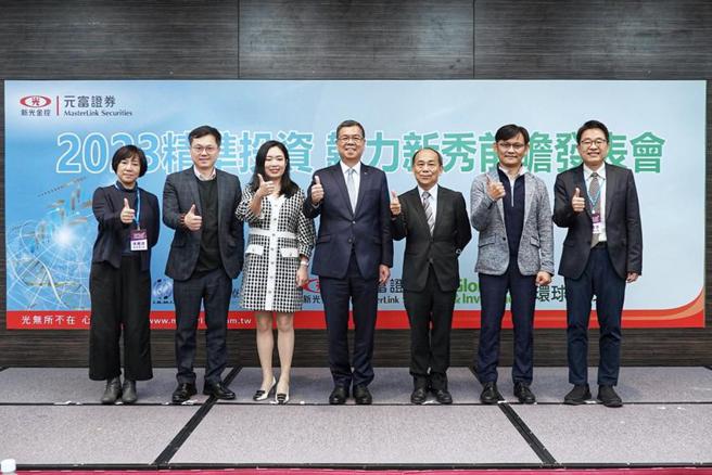（(左起)环球生技执行长林明定、基龙米克斯生物科技总经理江俊奇、仁新医药总经理王正琪、元富证券总经理张清发、长圣国际生技总经理黄文良、光鼎生物科技董事长蔡守冠、主持人林宏文。图／元富证券提供）