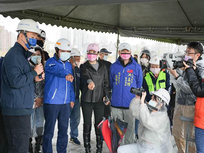 2日新北市长侯友宜特别前往市地重划工程工区视察，要求施工团队全力以赴如期达成2023年上半年用地交付目标。(黄敬文摄)