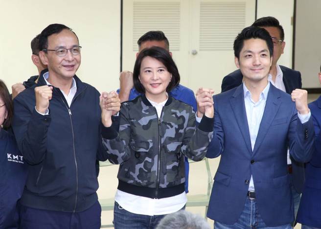 接受党徵召，参加立法委员补选的国民党台北市议员王鸿薇（前中）2日在党主席朱立伦（前左）和台北市长当选人蒋万安（前右）陪同下前往台北市选举委员会登记，正式投入选战。（赵双杰摄）