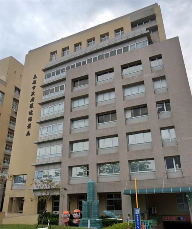 有民眾向媒体爆料，称高市府环保局放任清洁队员在资源回收车货斗加装铁网栅栏，且仅用绳子绑上保丽龙板，以提高回收车的高度及容量。（摘自Google Map）