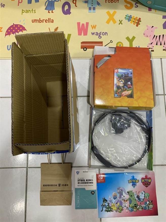 物流士监守自盗偷走健身环及游戏。（警方提供）