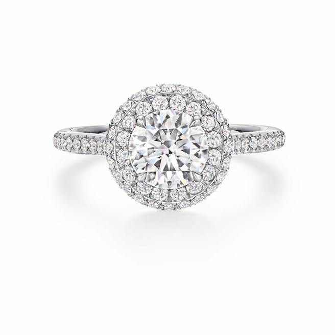 海瑞溫斯頓推薦The One系列 Double Halo訂婚鑽戒，主石外緣有雙層鑲鑽，看起來更加碩大。（Harry Winston提供）