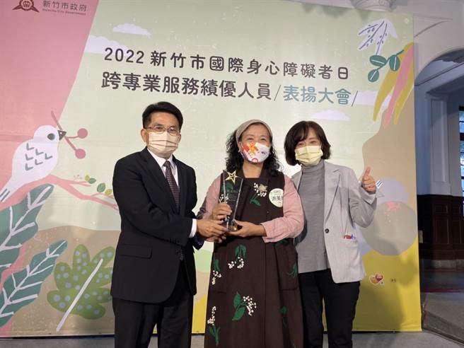 仁爱启智中心洪美玲主任（中）服务身心障碍者长达35年，获颁终身成就奖。（王惠慧摄）