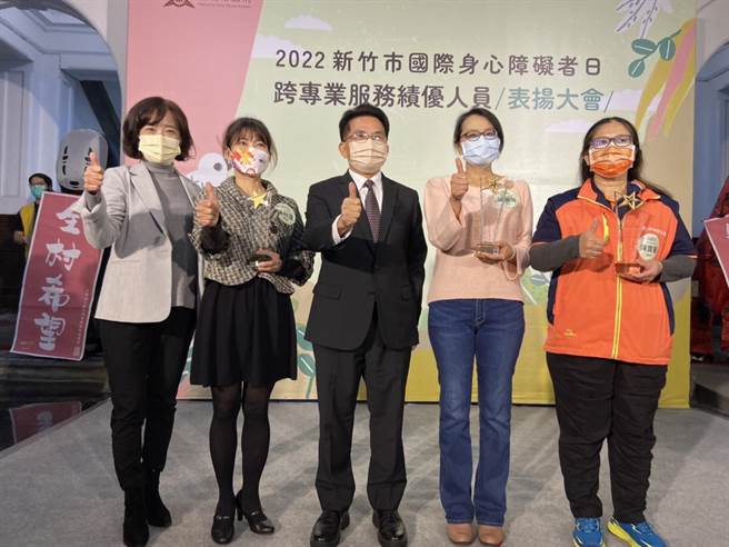 资深敬业奖表扬3位，（左起）新竹市天主教仁爱社会福利基金会附设晨曦发展中心教保组长陈秋莲、新竹市智障福利协进会社工邱淑萍、新竹市启能生活照顾中心护理师陈宝华。（王惠慧摄）