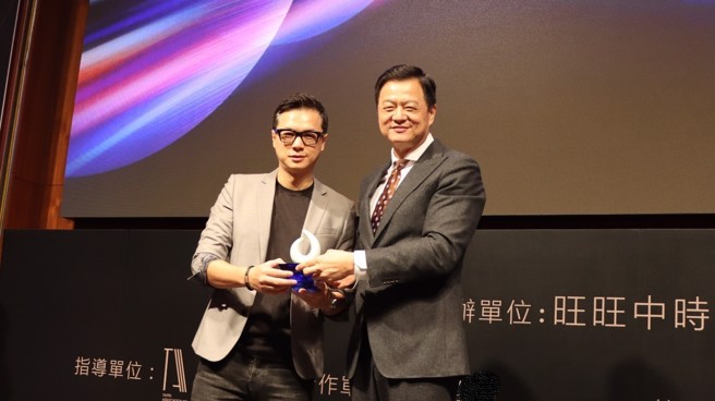 杨佳燊执行长(左)上台领取金手指年度人物奬。（图／金手指奖提供）