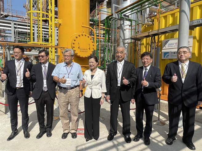 由中钢及工研院共同打造的全台首座「钢化联产」先导工场2日正式揭牌，经济部长王美花、中钢董事长翁朝栋、工研院院长刘文雄、高市府经发局长廖泰翔等人皆共同出席揭牌典礼。（洪浩轩摄）
