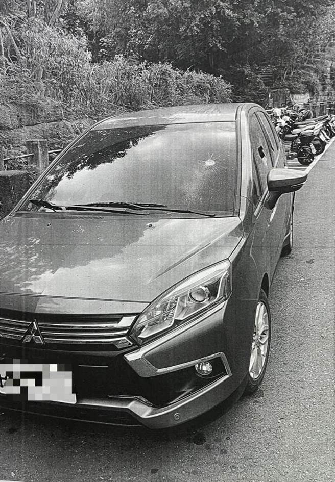 自小客车停在路边却被砸破车窗。（翻摄照片／高雄洪靖宜传真）