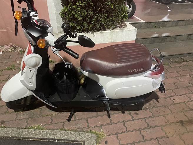 邱嫌先把白色机车喷成黑色后犯案，随后又将车喷回白色。（翻摄照片／高雄洪靖宜传真）