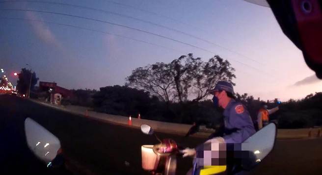 烏日警分局員警化身「大力士」，將卓翁的電動車推了2公里推回派出所，避免造成交通阻塞及影響行車安全。（烏日警分局提供／潘虹恩台中傳真）