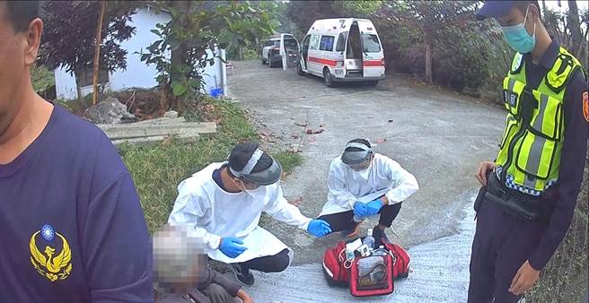 台东县卑南乡明峰村产业道路上1名94岁李姓妇人因捡柴火不慎跌倒。（台东县警局提供／蔡旻妤台东传真）