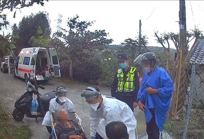 台东县卑南乡明峰村产业道路上1名94岁李姓妇人因捡柴火不慎跌倒。（台东县警局提供／蔡旻妤台东传真）