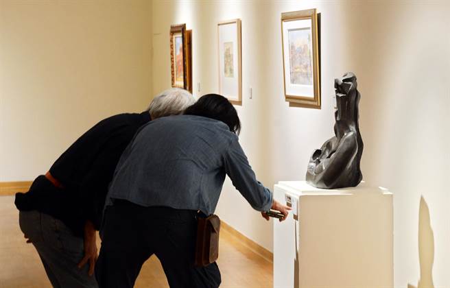 屏東美術館與高美館及台東美術館合作，展出各館社典藏，讓民眾細細觀賞。（林和生攝）