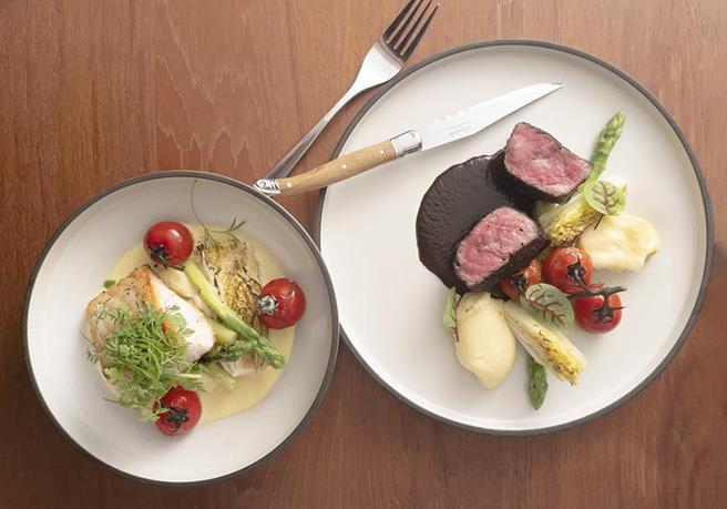 （慕轩饭店GUSTOSO餐厅圣诞节套餐，主菜可选择莫瑞鳕鱼或美国炉烤肋眼牛排。图／慕轩饭店提供）