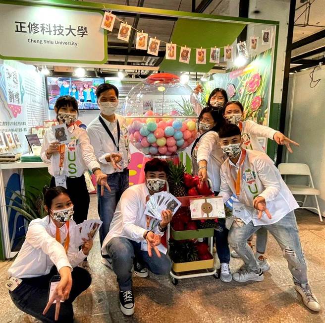 正修科大沁透新埤大学社会责任USR计画日前在教育部办理的2022大学社会责任实践博览会勇夺「人气互动奖」、「人气微电影奖」、「人气摄影奖」3项优奖。(正修科大提供／林雅惠传真)