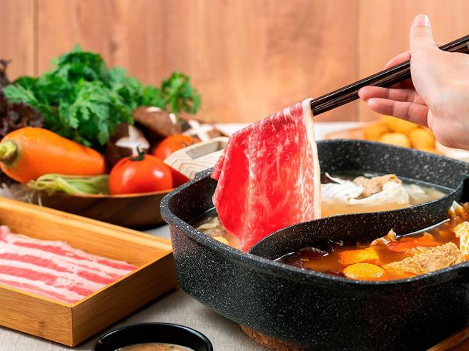 （「和牛涮」主打和牛吃到饱火锅，日本A5顶级黑毛和牛涮煮后嚐来多汁味美。图／王品集团）