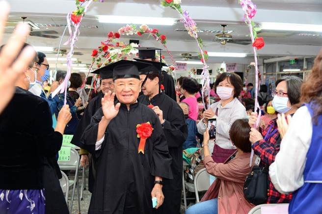 太平区长青学苑2日上午8时30分于太平区公所3楼礼堂举办结业典礼及成果发表，现场爷奶开心穿上学士服，接受毕业生的拨穗仪式。（太平区公所提供／潘虹恩台中传真）