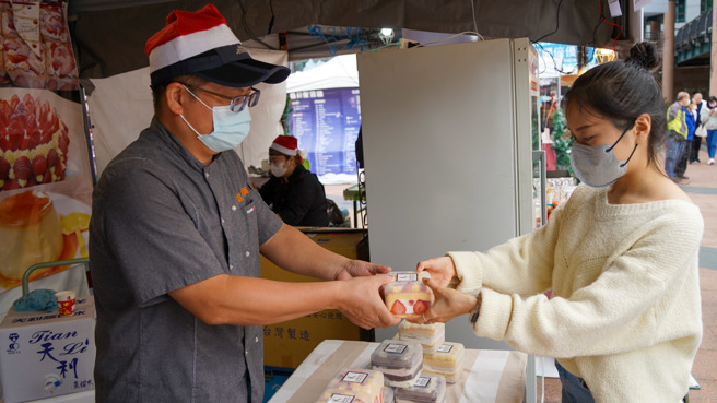 现场累积消费满1000元就有机会兑换限量500份的200元现金抵用券，每天现场还有「一元竞标」、「商品展售」以及音乐表演等活动。(图／新北市政府提供)