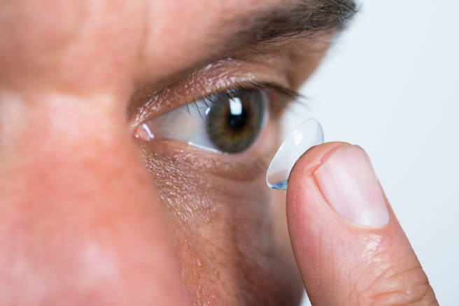 很多人為了外觀及方便因素，會配戴隱形眼鏡。(示意圖/ Shutterstock )