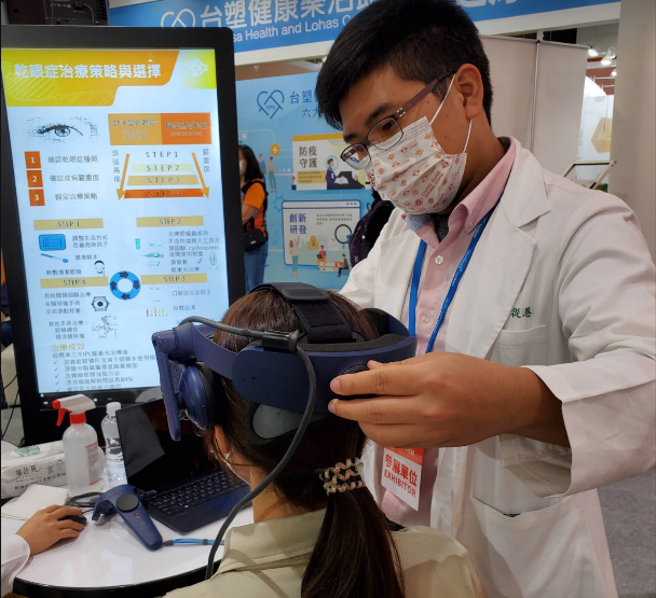 長庚醫院請醫師至現場進行專業解說與互動，讓參觀民眾能快速取得最新的醫療知識。(圖/ 長庚醫院提供)