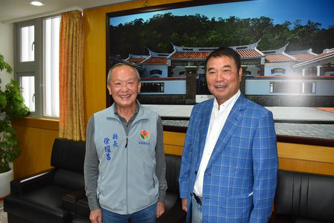 苗栗縣長徐耀昌2日上午親送當選賀匾給新科縣長鍾東錦。（謝明俊攝）