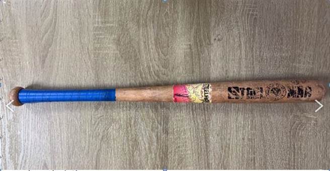 台湾拖车业者跨海到金门搜寻权利车，业者却和当地民眾酿口角衝突，甚至拿出球棒助威。（金门警分局提供）